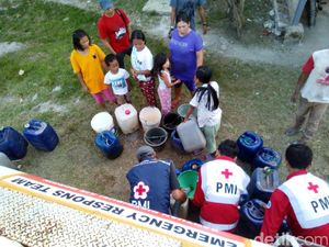 Kekeringan Landa 13 Kecamatan di Sukabumi, Warga Terpaksa Beli Air Bersih Kekeringan Landa 13 Kecamatan di Sukabumi, Warga Terpaksa Beli Air Bersih