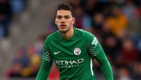 3. Ederson Moraes. Cadangan Alisson untuk Brasil di Piala Dunia 2018 ini digaet Manchester City dari Benfica seharga 35 juta poundsterling (Rp 662 miliar) tahun lalu. (Foto: Ian Walton/Getty Images)