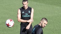 Tanpa Ronaldo, Gareth Bale dan Karim Benzema akan jadi andalan lini depan El Real. (AFP PHOTO / JAVIER SORIANO)