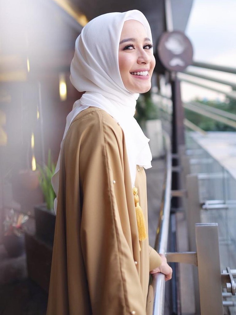 Foto 15 Gaya Hijab Laudya Cynthia Bella Calon Pengantin Yang Makin