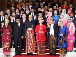 Makna Positif di Balik Aksi Jokowi-JK Bertukar Pakaian Adat