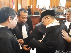 Pendukung dan Penasehat Hukum Protes Ustaz Alfian Tanjung Diborgol