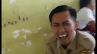 Foto: Ekspresi Guru Ditendang Selangkangannya Saat Bujuk Murid Imunisasi