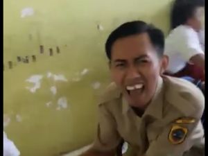 Foto: Ekspresi Guru Ditendang Selangkangannya Saat Bujuk Murid Imunisasi