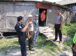 Polisi Bedah Rumah Nenek yang Sakit Lumpuh di Cilincing