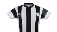 Udinese tak melakukan banyak perubahan desain pada jersey kandang mereka, tetap putih hitam. Musim ini, mereka didukung oleh apparel HS. (Foto: dok. Udinese)