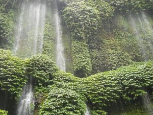 Air Terjun Sehalus Benang di Lombok