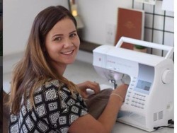 Ibu Ini Atasi Depresi Pasca Melahirkan dengan Utak-atik Baju Bekas