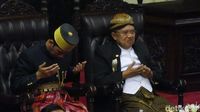 Foto: JK Tersenyum Saat Tifatul Doakan Jokowi Gemuk
