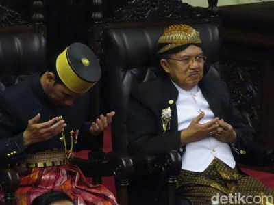 Foto: JK Tersenyum Saat Tifatul Doakan Jokowi Gemuk