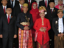 Keren! Jokowi-JK Pakai Baju Adat Foto Bersama Pimpinan Dewan