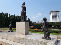 Begini Asal Muasal Patung RA Kartini Beraksara Asing di Monas