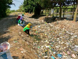 Duh, Saluran Air di Pasar Kranggot Cilegon Penuh Tumpukan Sampah