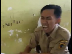 Video Kocak Saat Pak Guru Ditendang Murid yang Fobia Suntik