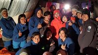 Istri Kapolri Kibarkan Merah Putih di Puncak Cartenz