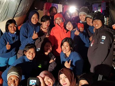 Istri Kapolri Kibarkan Merah Putih di Puncak Cartenz