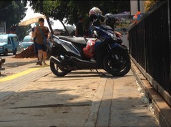 Terlalu, Trotoar di Jatinegara yang Baru Dipermak Jadi Parkir Motor