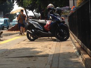 Terlalu, Trotoar di Jatinegara yang Baru Dipermak Jadi Parkir Motor Terlalu, Trotoar di Jatinegara yang Baru Dipermak Jadi Parkir Motor