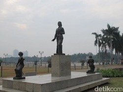 Heboh Patung Kartini Beraksara Asing
