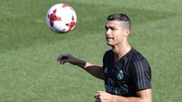 Cristiano Ronaldo dipastikan tidak akan main malam nanti setelah dia dapat kartu merah dan menerima hukumn tambahan akibat mendorong wasit. (AFP PHOTO / JAVIER SORIANO)
