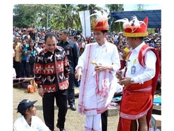 Foto: 10 Gaya Presiden Jokowi Pakai Baju Daerah, Indonesia Banget!