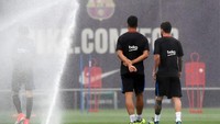 Ada yang kurang dari foto ini? Betul kalau jawaban Anda Neymar. Lionel Messi dan Luis Suarez berjalan bersama usai sesi latihan. (Foto: AFP PHOTO / LLUIS GENE)