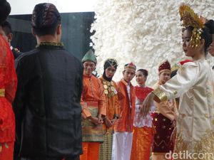 Parade Busana Daerah Sambut Jokowi-JK yang Berpakaian Adat di DPR