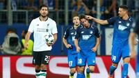 Hoffenheim memperkecil ketertinggalan di penghujung laga lewat gol Mark Uth. Tapi mereka gagal menyelamatkan diri dari kekalahan di sisa waktu. (Foto: Ralph Orlowski/ REUTERS)