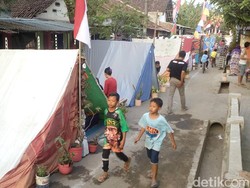 Menginap di Tenda, Cara Unik Warga Mojokerto Sambut HUT RI