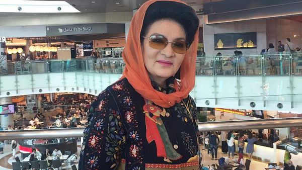 Foto: Nostalgia dengan Pemeran Mak Lampir yang Tetap Cantik di Usia 64 Tahun