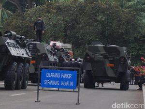 Jelang Kedatangan Jokowi, Panser dan Paspampres Disiagakan di DPR Jelang Kedatangan Jokowi, Panser dan Paspampres Disiagakan di DPR