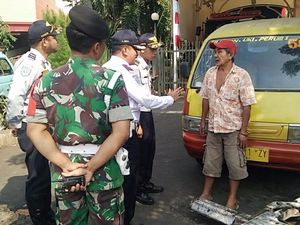 Parkir di Trotoar dan Tutupi Pos Damkar, Angkot Ini Diderek Parkir di Trotoar dan Tutupi Pos Damkar, Angkot Ini Diderek