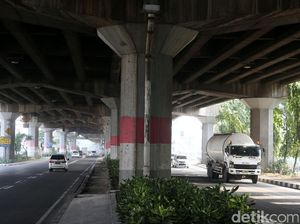 Sambut HUT RI, Tiang Jembatan Layang Tol Dicat Merah Putih