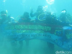 Polisi dan Penyelam di Situbondo Kibarkan Bendera di Bawah Laut
