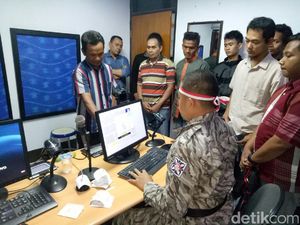 Peringati HUT RI, Anggota Polantas Brebes Kenakan Kostum Jadul