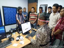Peringati HUT RI, Anggota Polantas Brebes Kenakan Kostum Jadul