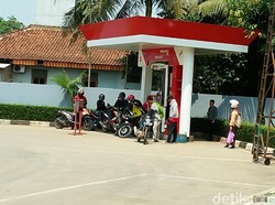 Heboh Pertamax dan Pertalite Warnanya Sama, SPBU Cisauk Tetap Ramai