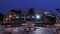 Stadio Olimpico merupakan markas dari AS Roma dan Lazio. Kapasitas stadion ini tercatat mencapai 70.634. (Foto: Paolo Bruno/Getty Images)