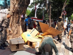 Tak Terima Ditertibkan, Penjual Kardus di Tanah Abang Marah-marah