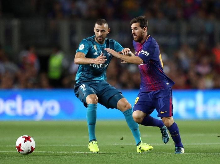 Barcelona vs Real Madrid Soccer Football - Barcelona v Real Madrid Spanish Super Cup First Leg - Barcelona, Spain - August 13, 2017 Barcelona’s Lionel Messi in action with Real Madrid’s Karim Benzema REUTERS/Juan Medina