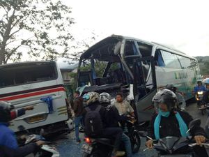 4 Kendaraan Tabrakan Beruntun di Garut, 16 Orang Luka