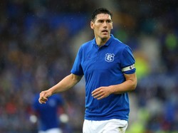 Gareth Barry memegang rekor sebagai pemain paling banyak mendapat kartu kuning, total berjumlah 123.  (Alex Livesey/Getty Images)