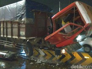Truk Tabrak Separator Busway di Jakbar, Lalin Macet