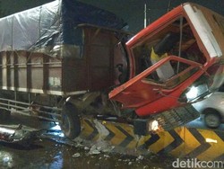 Truk Tabrak Separator Busway di Jakbar, Lalin Macet