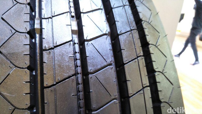 Berkendara Motor Saat Hujan? Perhatikan Ini Berkendara Motor Saat Hujan? Perhatikan Ini