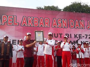 8.035 Peserta Ikuti Jalan Santai, Kemendagri Dapat Piagam MURI