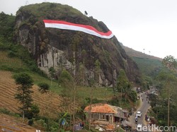 Pecinta Alam di Garut Bentangkan Merah Putih Raksasa di Tebing