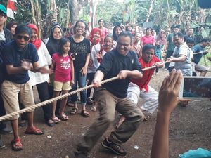 Serunya Anies Ikut Lomba Tarik Tambang hingga Tali Putus