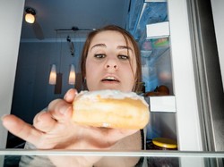 Ngemil Sehat Saat Begadang di Malam Tahun Baru