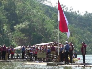 Polres Probolinggo Upacara HUT RI di Tengah Danau Ranu Agung